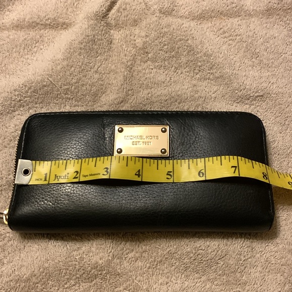 Michael Kors Continental zip around wallet - Picture 7 of 8